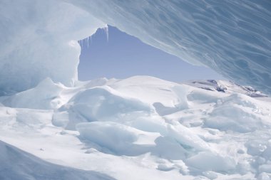 Açık bir günde Antarktika mavi buzdağı yakın çekim