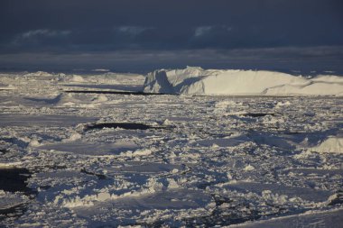 Harika Antarktika manzara okyanus ile günbatımı Antarktika gününde