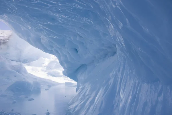 Primo Piano Dell Iceberg Blu Antartico Una Giornata Limpida — Foto Stock