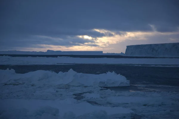 Антарктический Ландшафт Океаном Снегом Льдом Айсбергами Облачный День — стоковое фото