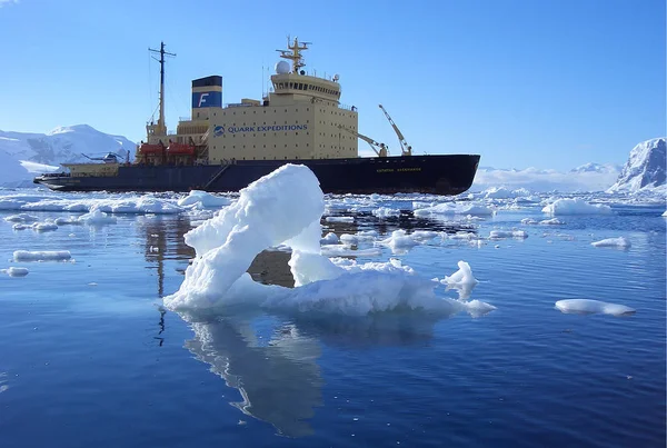 Hermoso Paisaje Antártico Con Océano Icebergs Reflexión Día Soleado —  Fotos de Stock