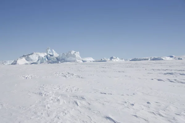 美丽的南极景观与海洋 冰山和反射在一个晴朗的日子 — 图库照片#