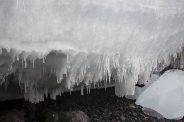 Açık bir günde Antarktika mavi buzdağı yakın çekim