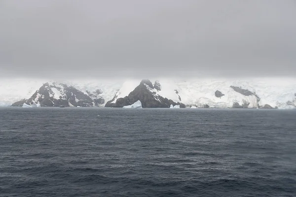 Νησιά Νότια Όρκνεϊ Τοπίο Παγόβουνα Ωκεανό Και Μια Συννεφιασμένη Μέρα — Φωτογραφία Αρχείου