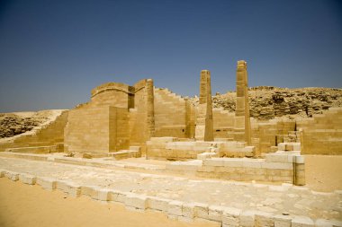 Güneşli bir günde Mısır Saqqara, Antik Mısır Tapınağı kalıntıları