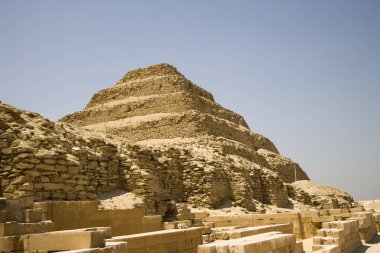 Mısır piramit Djoser Saqqara güneşli bir günde