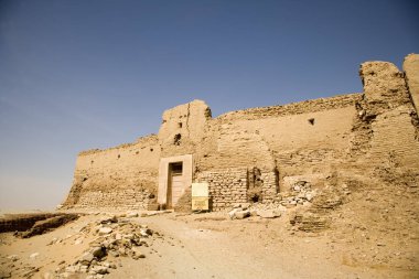 Güneşli bir günde bir antik Mısır Tapınağı Bahariya vaha Mısır kalıntıları