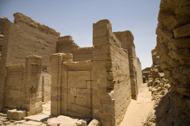 Güneşli bir günde bir antik Mısır Tapınağı Bahariya vaha Mısır kalıntıları