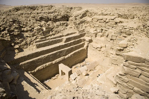 Raneferet Mısır Abusir bitmemiş piramit güneşli gün