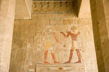 Mısır. Luxor. Açık güneşli bir başına Tapınağı