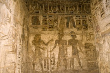 Mısır. Luxor. Medinet Abu Ramses IV Tapınağı açık güneşli bir günde