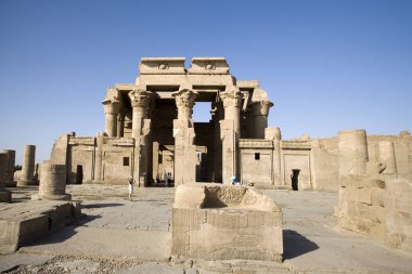 Mısır bir açık yaz gününde Kom Ombo bir antik Mısır Tapınağı kalıntıları