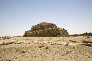 Güneşli bir günde Luxor civarında antik bir piramit Mısır kalıntıları