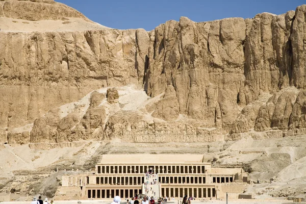 Mısır. Luxor. Açık güneşli bir başına Tapınağı