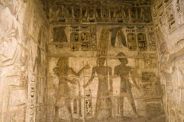 Mısır. Luxor. Medinet Abu Ramses IV Tapınağı açık güneşli bir günde