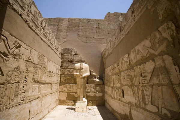 Egipto Luxor Medinet Abu Ramsés Templo Día Claro Soleado —  Fotos de Stock