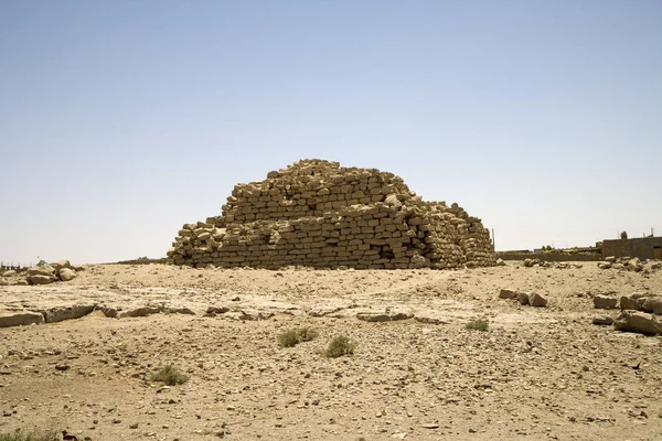 Egipto Ruinas Una Antigua Pirámide Las Cercanías Luxor Día Soleado —  Fotos de Stock