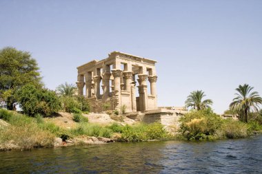 Mısır. Aswan. Açık güneşli bir fil adada Antik Mısır Tapınağı