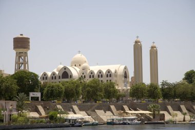 Mısır. Açık güneşli bir Asvan mimarisi