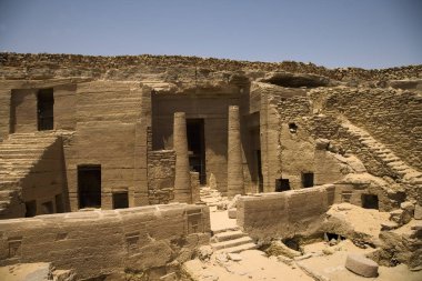 Güneşli bir günde Mısır antik tapınak kalıntıları Mısır Aswan