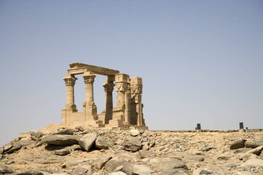 Mısır. Kalabsha Tapınağı açık güneşli bir antik Mısır