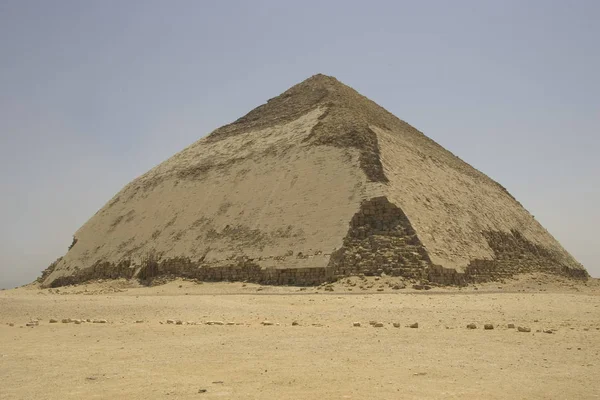 在阳光明媚的日子里 埃及达赫舒尔巨大的达赫舒尔金字塔 — 图库照片