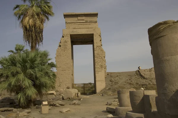 Güneşli bir günde Mısır Luksor Tapınağı, Karnak