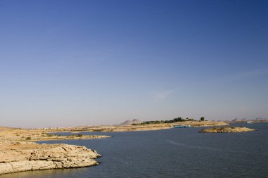  Ebu Simbel yakınındaki Nil Mısır görünümünü açık güneşli bir günde.