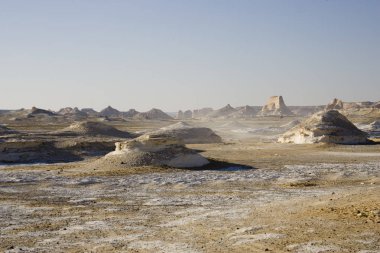 Mısır. Bahariya beyaz çöl güneşli bir vaha
