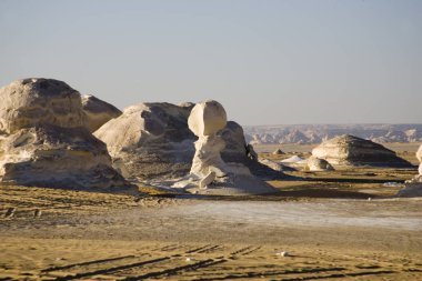  Mısır. Bahariya beyaz çöl güneşli bir vaha
