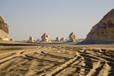  Mısır. Bahariya beyaz çöl güneşli bir vaha