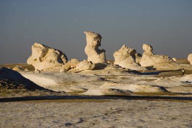  Mısır. Bahariya beyaz çöl güneşli bir vaha