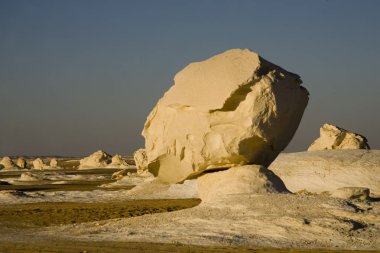  Mısır. Bahariya beyaz çöl güneşli bir vaha