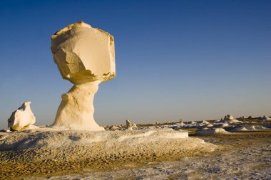  Mısır. Bahariya beyaz çöl güneşli bir vaha