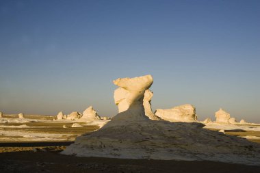  Mısır. Bahariya beyaz çöl güneşli bir vaha