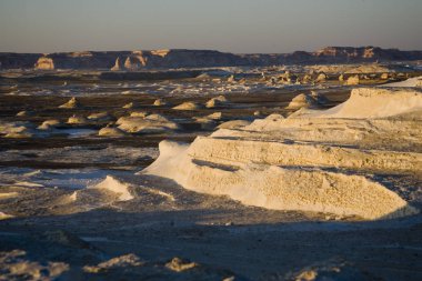  Mısır. Bahariya beyaz çöl güneşli bir vaha