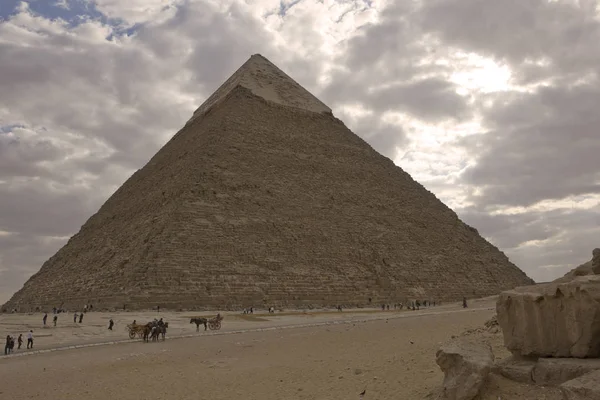 Egito Cairo Pirâmides Gizé Dia Ensolarado Nublado — Fotografia de Stock