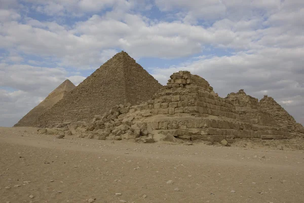 Egito Cairo Pirâmides Gizé Dia Ensolarado Nublado — Fotografia de Stock
