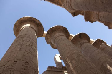 Güneşli bir günde Mısır Luksor Tapınağı, Karnak