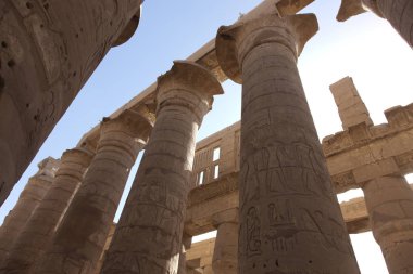 Güneşli bir günde Mısır Luksor Tapınağı, Karnak