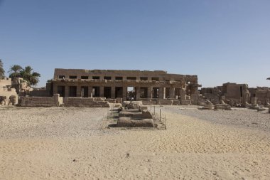Güneşli bir günde Mısır Luksor Tapınağı, Karnak