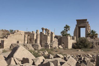 Güneşli bir günde Mısır Luksor Tapınağı, Karnak