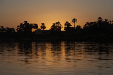 Mısır Luksor Feluga güneşli bir gün batımında Nil