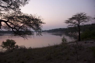 Ngonje şelaleler alanında gündoğumu, Zambiya Zambezi Nehri