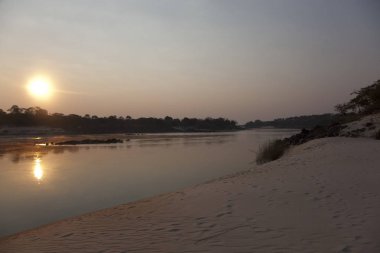 Ngonje şelaleler alanında gündoğumu, Zambiya Zambezi Nehri