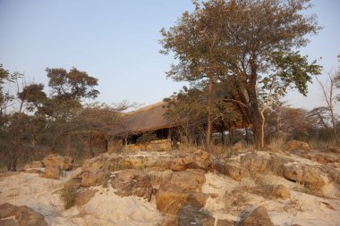 Güneşli bir günde Ngonje şelaleler köyde Zambiya