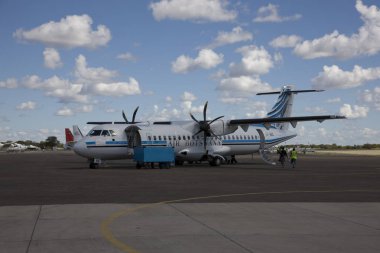 Uçak Dash 8 havaalanında Victoria güneşli bir gün düşüyor