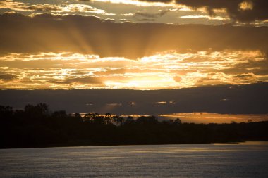 Zambezi Nehri 'nde Zimbabve günbatımı