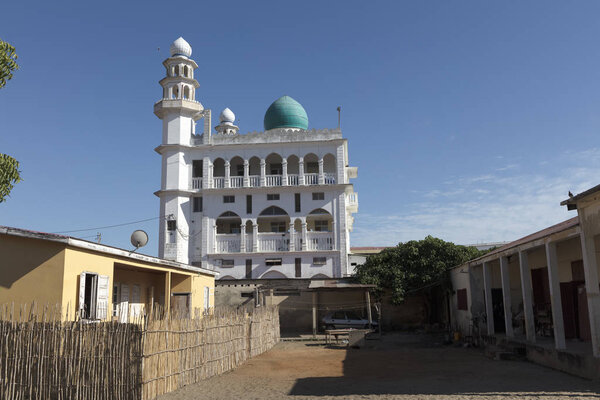 Местная мечеть Мадагаскара Морундава в солнечный день
