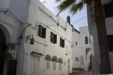 Güneşli bir günde Tangier şehrinfas beyaz evler